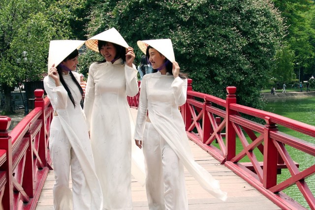 白いアオザイを着たベトナム人女子学生3人